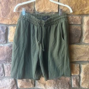 H&M regular fit green shorts
